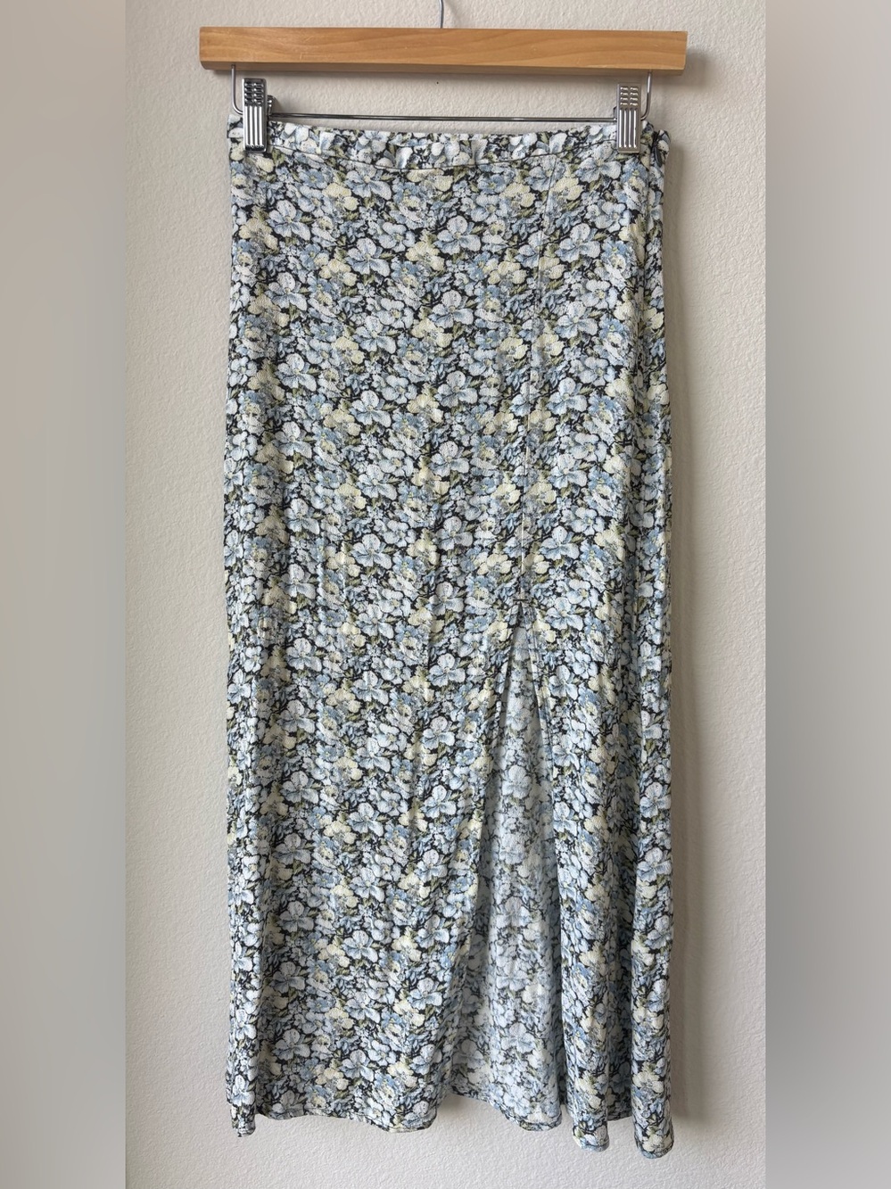 H&M Light Blue and Cream Floral 90s Y2K low rise Maxi Skirt size 2